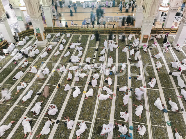 مفهوم العبادة والتقرب الى الله تعالى, صورة من الاعلى للحجاج والمعتمرين يرتدون ملابس الاحرام يجلسون داخل المسجد الحرام في مكة المكرمة في المملكة العربيه السعودية, أداء مناسك الحج و العمرة, أماكن ومعالم اسلامية دينية مقدسة