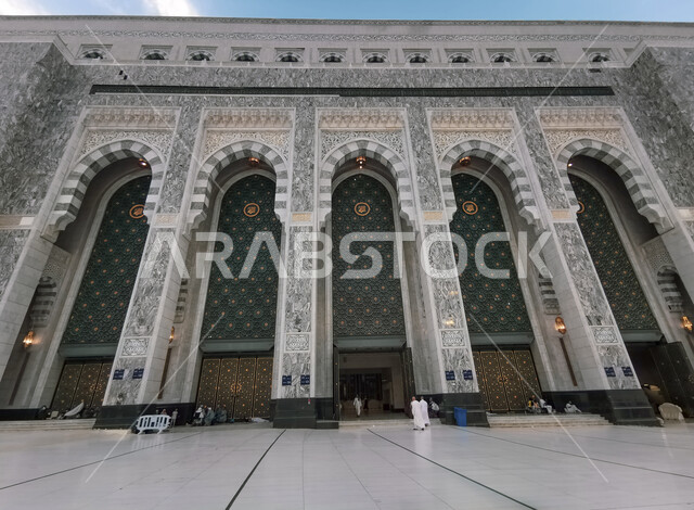 أبواب المدخل الجديدة للتوسعة الثالثة للملك عبد الله في مكة المكرمة في السعودية, الفن الهندسي المعماري على الطراز الاسلامي الحديث, مدن ومعالم اسلامية دينية مقدسة, حجاج بيت الله الحرام في الساحات الخارجية في وقت النهار,مفهوم العبادة والتقرب الى الله تعالى