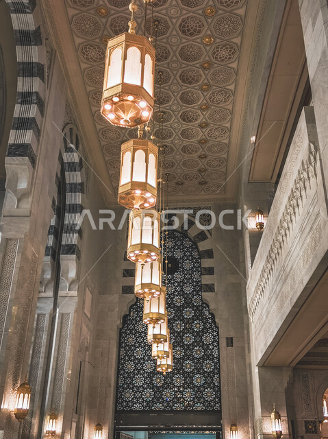 الزخارف الجبسيه الاسلاميه الفاخره على الأسقف، المسجد الحرام بمكة المكرمة بالمملكة العربية السعودية ,إدخال النجف على طراز الفوانيس العربيه العريقه والثريا في التصاميم المعماريه, معالم واماكن دينيه مقدسة, توسعة الملك عبدالله للحرم المكي الشريف