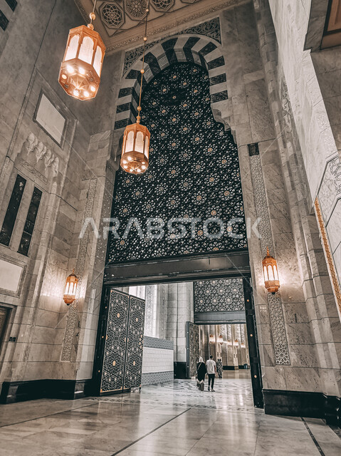 المسجد الحرام بمكة المكرمة بالمملكة العربية السعودية ,إدخال النجف على طراز الفوانيس العربيه العريقه والثريا في التصاميم المعماريه, معالم واماكن دينيه مقدسة, الزخارف الجبسيه الاسلاميه الفاخره على الأسقف، توسعة الملك عبدالله للحرم المكي الشريف