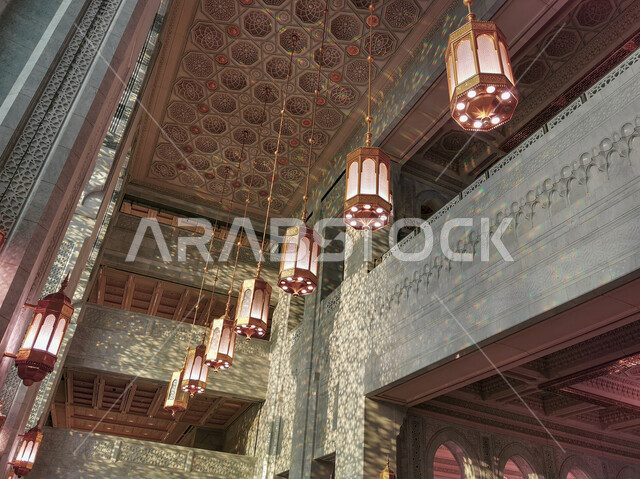 إدخال النجف على طراز الفوانيس العربيه العريقه والثريا في التصاميم المعماريه, معالم واماكن دينيه مقدسة, الزخارف الجبسيه الاسلاميه الفاخره على الأسقف، توسعة الملك عبدالله للحرم المكي الشريف، صورة من داخل المسجد الحرام بمكة المكرمة بالمملكة العربية السعودية