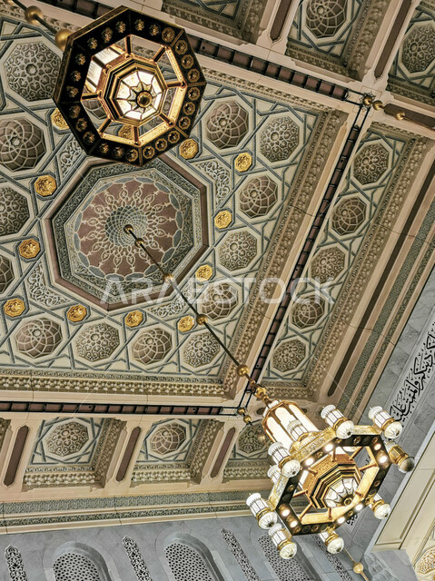 إدخال النجف و الثريا في التصاميم المعماريه، الزخارف الجبسيه الاسلاميه الفاخره على الأسقف، صورة من داخل المسجد الحرام في مكة المكرمة في المملكة العربية السعودية، معالم واماكن دينيه مقدسة، توسعة الملك عبدالله للحرم المكي الشريف