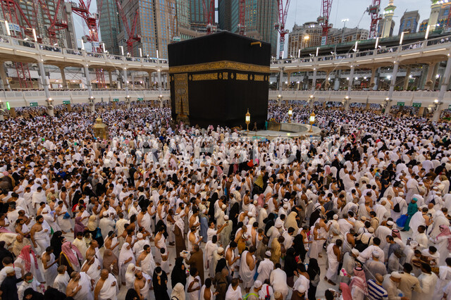 الطواف حول الكعبة المشرفة، حجاج بيت الله الحرام في ساحات الحرم المكي الشريف في مكة المكرمة في المملكة العربية السعودية، أداء مناسك الحج والعمرة، أماكن ومعالم دينية اسلامية مقدسة