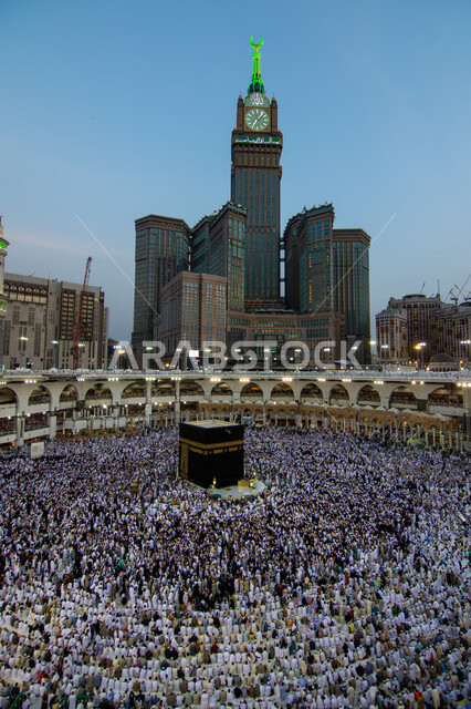 اماكن دينية إسلامية، المسلمين الحجاج يؤدون الصلاة حول الكعبة المشرفة في مكة المكرمة، العبادة والتقرب إلى الله، أداء مناسك الحج والعمرة، الحرم المكي الشريف في مكة المكرمة بالمملكة العربية السعودية 