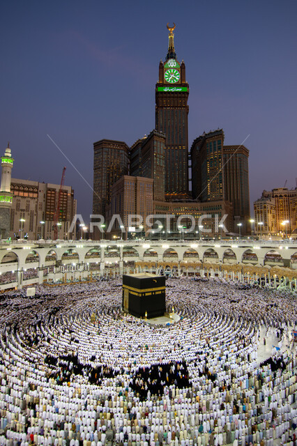 المسلمين الحجاج يؤدون الصلاة حول الكعبة المشرفة في مكة المكرمة، معالم دينية إسلامية، العبادة والتقرب إلى الله، أداء مناسك الحج والعمرة، الحرم المكي الشريف في مكة المكرمة بالمملكة العربية السعودية 