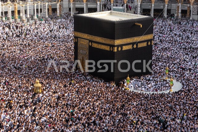 معالم دينية إسلامية، العبادة والتقرب إلى الله، أداء مناسك الحج والعمرة، الحرم المكي الشريف في مكة المكرمة بالمملكة العربية السعودية ، الحجاج المسلمين يؤدون الصلاة حول الكعبة المشرفة في مكة المكرمة