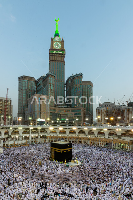 العبادة والتقرب إلى الله، أداء مناسك الحج والعمرة، الحرم المكي الشريف في مكة المكرمة بالمملكة العربية السعودية ، معالم دينية إسلامية، الحجاج المسلمين يؤدون الصلاة حول الكعبة المشرفة في مكة المكرمة