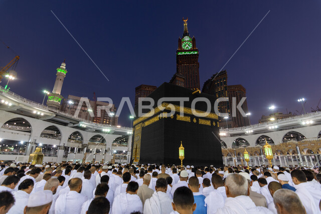 الحرم المكي الشريف في مكة المكرمة بالمملكة العربية السعودية ، أداء مناسك الحج والعمرة، العبادة والتقرب إلى الله، معالم دينية إسلامية، الحجاج المسلمين يؤدون الصلاة حول الكعبة المشرفة في مكة المكرمة