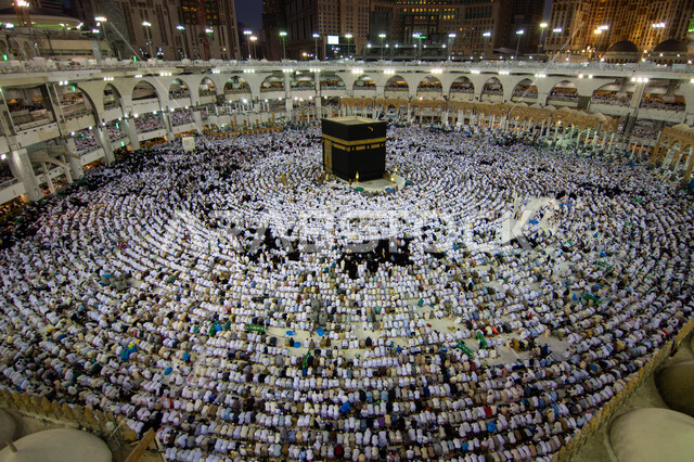 الحرم المكي الشريف في مكة المكرمة بالمملكة العربية السعودية , اماكن دينية إسلامية، المسلمين الحجاج يؤدون الصلاة حول الكعبة المشرفة في مكة المكرمة، العبادة والتقرب إلى الله، أداء مناسك الحج والعمرة