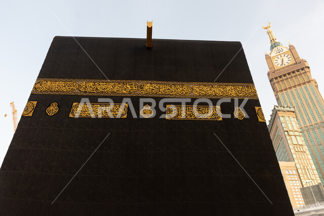 الفن الهندسي المعماري للأبراج والفنادق المحيطة بالكعبة المشرفة، الحرم المكي الشريف في النهار، أداء مناسك الحج والعمرة في مكة المكرمة، العبادة والتقرب الى الله تعالى، الأماكن والمعالم الدينية الاسلامية المقدسة في المملكة العربية السعودية