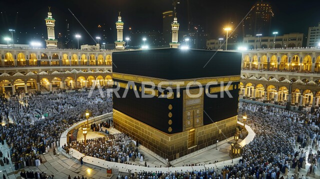 مجموعة من الحجاج والمعترين يقومون بالطواف حول الكعبة المشرفة في مكة المكرمة، الحرم المكي الشريف في مكة المكرمة بالمملكة العربية السعودية، اماكن دينية إسلامية، العبادة والتقرب إلى الله، أداء مناسك الحج والعمرة