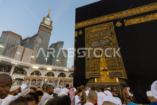 الطواف حول الكعبة المشرفة، صورة مقربة لحجاج بيت الله الحرام بالقرب من باب الكعبة المشرفة في الحرم المكي الشريف بمكة المكرمة في المملكة العربية السعودية، أداء مناسك الحج والعمرة، أماكن ومعالم دينية اسلامية مقدسة