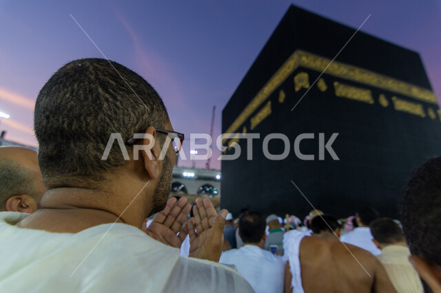 أداء مناسك الحج والعمرة، الطواف حول الكعبة المشرفة، صورة مقربة لحجاج بيت الله الحرام بالقرب من الكعبة المشرفة في الحرم المكي الشريف بمكة المكرمة في المملكة العربية السعودية، أماكن ومعالم دينية اسلامية مقدسة