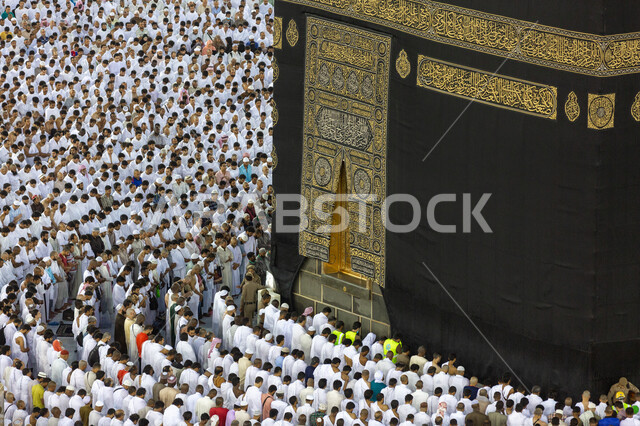 طواف الحجاج والمعتمرين حول الكعبة المشرفة في مكة المكرمة، قدوم المسلمين من شتى أنحاء العالم لأداء مناسك الحج والعمرة، العبادة والتقرب الى الله، بيت الله الحرام في الحرم المكي الشريف في المملكة العربية السعودية، أماكن ومعالم إسلامية مقدسة