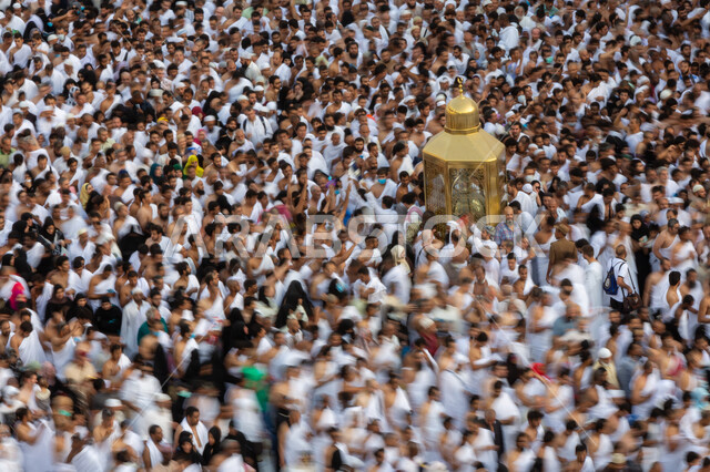 أداء مناسك الحج والعمرة، أماكن ومعالم إسلامية مقدسة، طواف الحجاج والمعتمرين حول الكعبة المشرفة في مكة المكرمة، العبادة والتقرب الى الله، بيت الله الحرام في الحرم المكي الشريف في المملكة العربية السعودية