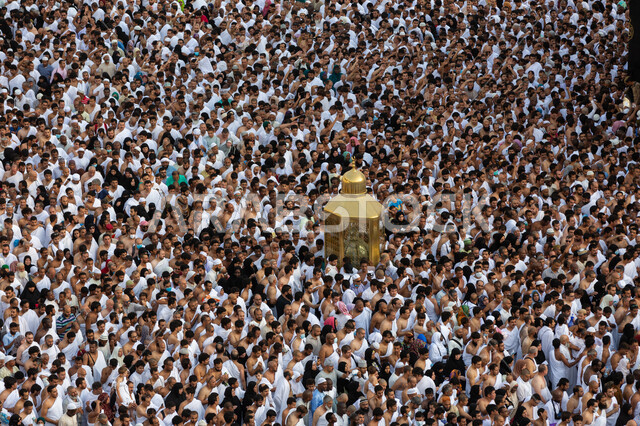 معالم إسلامية مقدسة، طواف الحجاج والمعتمرين حول الكعبة المشرفة في مكة المكرمة، قدوم المسلمين من شتى أنحاء العالم لأداء مناسك الحج والعمرة، العبادة والتقرب الى الله، بيت الله الحرام في الحرم المكي الشريف في المملكة العربية السعودية