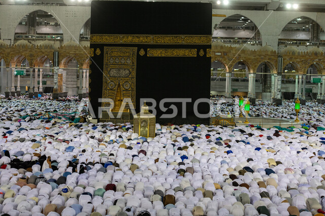 الحجاج يؤدون الصلاة حول الكعبة المشرفة في مكة المكرمة، العبادة والتقرب إلى الله، أداء مناسك الحج والعمرة، الحرم المكي الشريف في مكة المكرمة بالمملكة العربية السعودية , اماكن دينية إسلامية