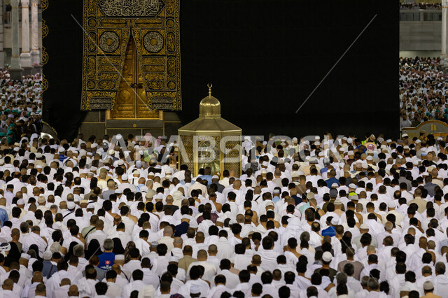حجاج بيت الله الحرام في ساحات الحرم المكي الشريف، الطواف حول الكعبة المشرفة في مكة المكرمة في المملكة العربية السعودية، أداء مناسك الحج والعمرة،  أماكن ومعالم دينية اسلامية مقدسة