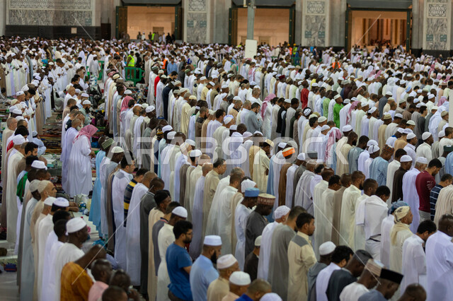 أداء الصلاه في الحرم المكي في المدينه المنوره, العبادة والتقرب إلى الله، حجاج بيت الله الحرام يؤدون مناسك الحج والعمرة في الحرم المكي الشريف في المملكة العربية السعودية، أماكن ومعالم دينية اسلامية مقدسة