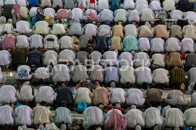 العبادة والتقرب إلى الله، حجاج بيت الله الحرام يؤدون مناسك الحج والعمرة في الحرم المكي الشريف في المملكة العربية السعودية، أماكن ومعالم دينية اسلامية مقدسة، أداء الصلاه في الحرم المكي في المدينه المنوره