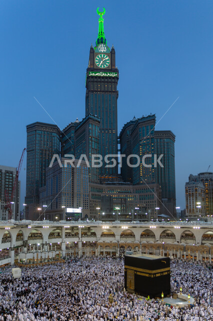 حجاج بيت الله الحرام يطوفون في ساحات الحرم المكي الشريف، أماكن ومعالم دينية اسلامية مقدسة، برج الساعة في مكة المكرمة بالمملكة العربية السعودية، أداء مناسك الحج والعمرة، العبادة والتقرب إلى الله