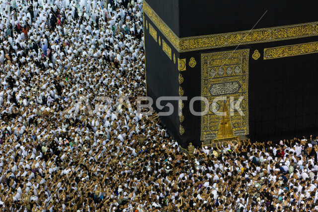 التجمع الاسلامي من كل انحاء العالم، طواف الحجاج والمعتمرين حول الكعبة المشرفة في مكة المكرمة، أداء مناسك الحج والعمرة، العبادة والتقرب الى الله، بيت الله الحرام في الحرم المكي الشريف في المملكة العربية السعودية، أماكن ومعالم إسلامية مقدسة