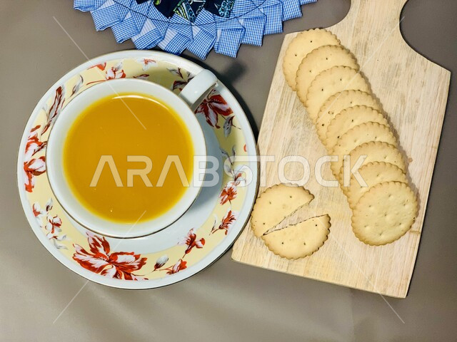 بسكوت مالح وحالي ، مخبوزات طازجه وطنيه محليه، الحلويات العربيه الشرقيه، سناك خفيف يقدم مع مشروب ساخن ، فنون تقديم التحلية في المملكة العربية السعودية، مجموعه من رقائق البسكويت بالحليب