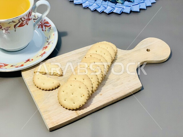 بسكوت مالح وحالي ، مخبوزات طازجه وطنيه محليه، الحلويات العربيه الشرقيه، سناك خفيف يقدم مع مشروب ساخن ، فنون تقديم التحلية في المملكة العربية السعودية، مجموعه من رقائق البسكويت بالحليب