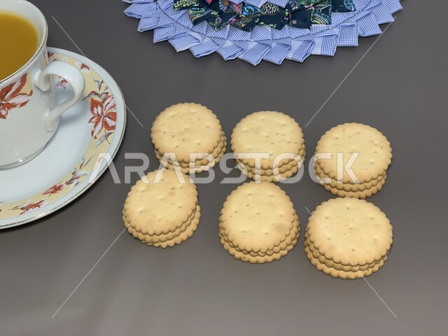 بسكوت مالح وحالي ، مخبوزات طازجه وطنيه محليه، الحلويات العربيه الشرقيه، سناك خفيف يقدم مع مشروب ساخن ، فنون تقديم التحلية في المملكة العربية السعودية، مجموعه من رقائق البسكويت بالحليب