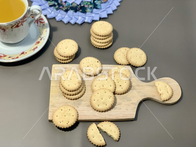 بسكوت مالح وحالي ، مخبوزات طازجه وطنيه محليه، الحلويات العربيه الشرقيه، سناك خفيف يقدم مع مشروب ساخن ، فنون تقديم التحلية في المملكة العربية السعودية، مجموعه من رقائق البسكويت بالحليب