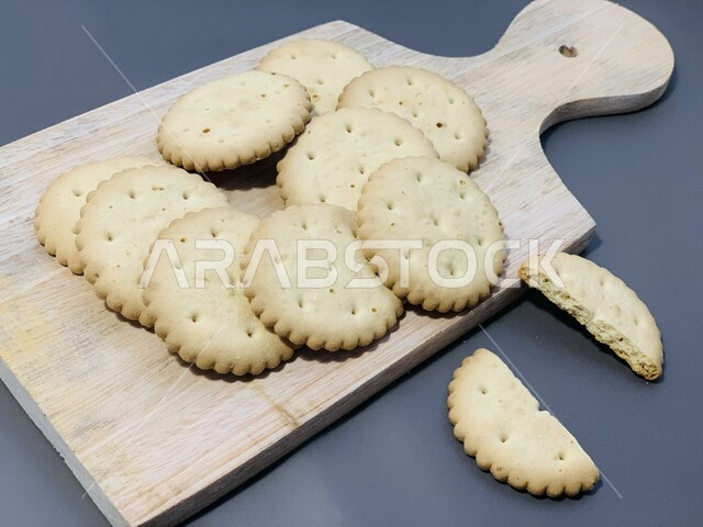 سناك خفيف لبسكوت مالح وحالي ، مخبوزات طازجه وطنيه محليه،  الحلويات العربيه الشرقيه، فنون تقديم التحلية في المملكة العربية السعودية، مجموعه من رقائق البسكويت بالحليب