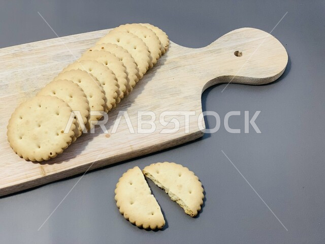 سناك خفيف لبسكوت مالح وحالي ، مخبوزات طازجه وطنيه محليه،  الحلويات العربيه الشرقيه، فنون تقديم التحلية في المملكة العربية السعودية، مجموعه من رقائق البسكويت بالحليب