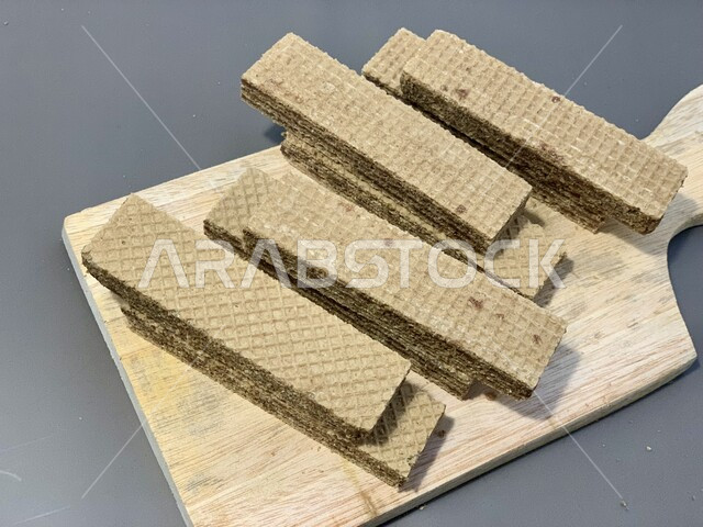 الحلويات العربيه الشرقيه، فنون تقديم التحلية في المملكة العربية السعودية، مجموعه من رقائق البسكويت المحشية بالشوكولاتة، مخبوزات طازجه وطنيه محليه، سناك خفيف لبسكوت مالح وحالي