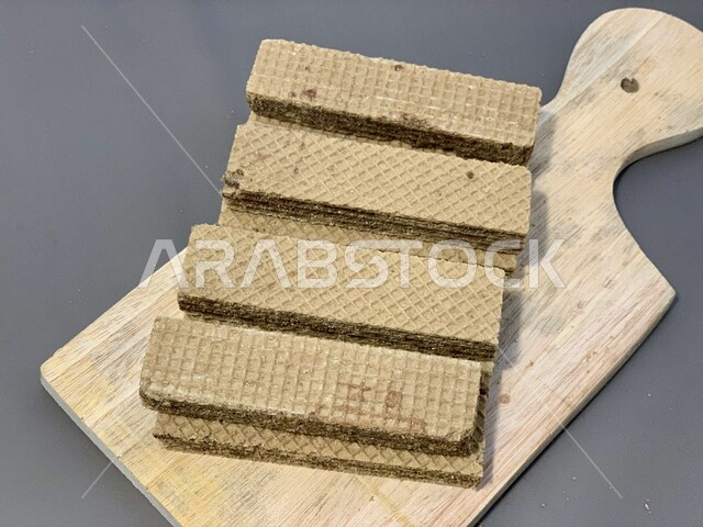 الحلويات العربيه الشرقيه، فنون تقديم التحلية في المملكة العربية السعودية، مجموعه من رقائق البسكويت المحشية بالشوكولاتة، مخبوزات طازجه وطنيه محليه، سناك خفيف لبسكوت مالح وحالي