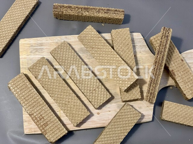 الحلويات العربيه الشرقيه، فنون تقديم التحلية في المملكة العربية السعودية، مجموعه من رقائق البسكويت المحشية بالشوكولاتة، مخبوزات طازجه وطنيه محليه، سناك خفيف لبسكوت مالح وحالي