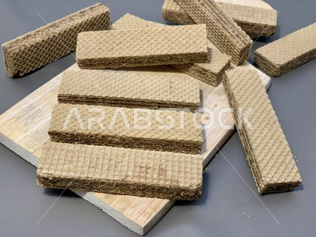 الحلويات العربيه الشرقيه، فنون تقديم التحلية في المملكة العربية السعودية، مجموعه من رقائق البسكويت المحشية بالشوكولاتة، مخبوزات طازجه وطنيه محليه، سناك خفيف لبسكوت مالح وحالي