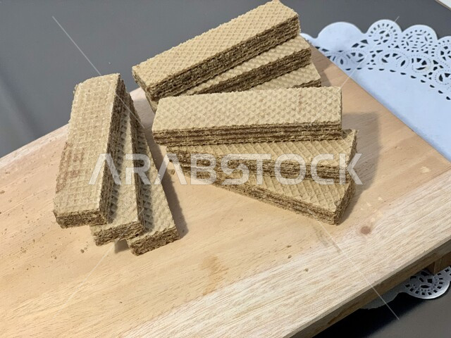 الحلويات العربيه الشرقيه، فنون تقديم التحلية في المملكة العربية السعودية، مجموعه من رقائق البسكويت المحشية بالشوكولاتة، مخبوزات طازجه وطنيه محليه، سناك خفيف لبسكوت مالح وحالي