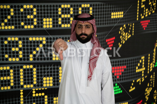 رجل اعمال سعودي خليجي يستخدم البورصة و الاسهم لتطوير اعماله ، ايماءات وجه و يدين تدل على الخسارة و نزول اسهم البورصة ، استخدام تقنية الجرافيكس في عرض نزول و صعود الاسهم  ، أخبار عالمية اقتصادية ،نشرة الإحصاءات الاقتصادية للدول العربية