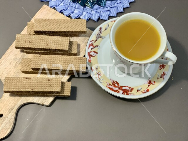 مجموعه من بسكويت الويفر المحشي بالشوكولاتة، مخبوزات طازجه وطنيه محليه، سناك خفيف لبسكوت مالح وحالي يقدم مع مشروب ساخن، فنون تقديم التحلية في المملكة العربية السعودية، الحلويات العربيه الشرقيه
