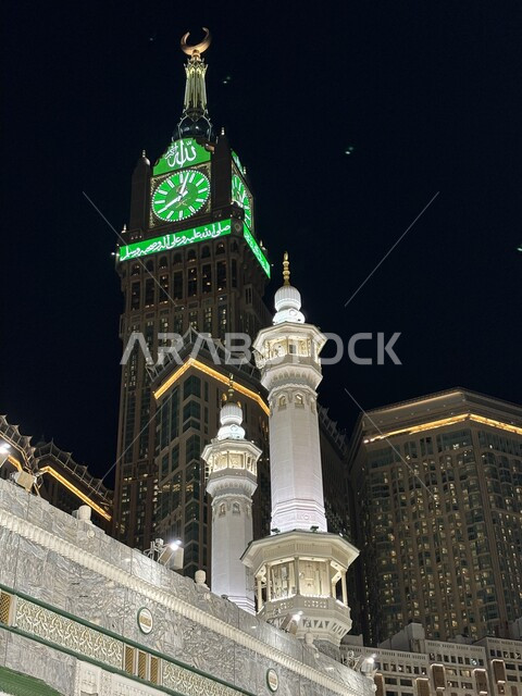 الأبراج المطلة على الحرم المكي الشريف، قبب ومآذن المسجد الحرام، صورة مقربة لمبنى برج الساعة الملكي المضاء ليلا في مكة المكرمة، اماكن ومعالم دينية اسلامية مقدسة المملكة العربية السعودية، أداء مناسك الحج والعمرة، العبادة والتقرب إلى الله