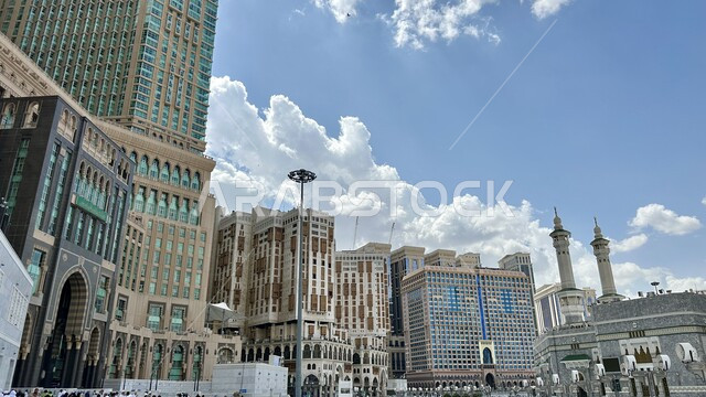 الأبراج والفنادق المطلة على الحرم المكي الشريف في النهار، مآذن المسجد الحرام في مكة المكرمة بالمملكة العربية السعودية، أداء مناسك الحج والعمرة، العبادة والتقرب إلى الله، معالم دينية إسلامية مقدسة