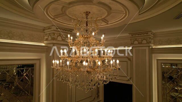 الديكورات والتصاميم الداخلية المتميزة، ثريا اضاءة كبيرة فخمة، الفن الهندسي المعماري على الطراز الحديث، الفلل والشقق السكنية في المملكة العربية السعودية