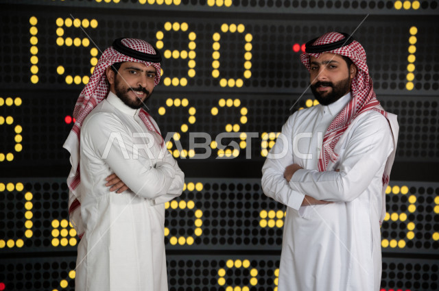 رجال اعمال سعوديان خليجيان  يستخدمان البورصة و الاسهم لتطوير الأعمال و المشاريع ، ايماءات وجه و يدين تدل على الربح و صعود اسهم البورصة ، استخدام تقنية الجرافيكس في عرض نزول و صعود الاسهم  ، أخبار عالمية اقتصادية ،نشرة الإحصاءات الاقتصادية للدول العربية