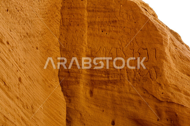 رسوم وكتابات صخرية، نقوش من الحضارات النبطية واللحيانية و الدادانية على الصخور في منطقة العلا وجبل دادان، الحفاظ على ثقافة وتاريخ الأجداد، نقش أثري يعود لعصور قديمة في المملكة العربية السعودية، الأحافير والمنحوتات التاريخية