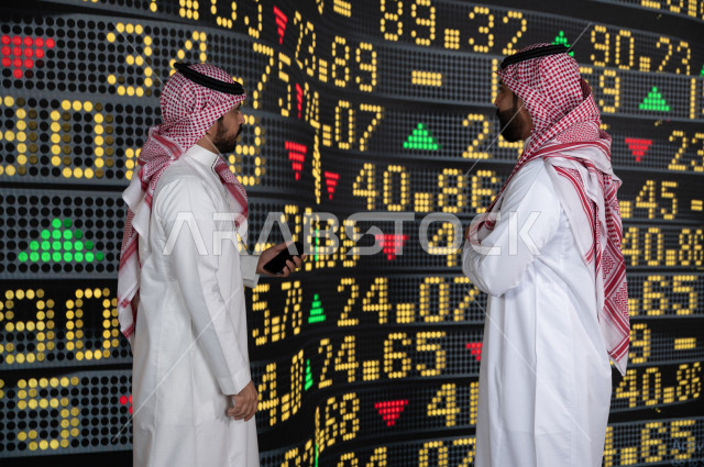 رجال اعمال سعوديان خليجيان  يستخدمان البورصة و الاسهم لتطوير الأعمال و المشاريع ، ايماءات وجه و يدين تدل على الربح و صعود اسهم البورصة ، استخدام تقنية الجرافيكس في عرض نزول و صعود الاسهم  ، أخبار عالمية اقتصادية ،نشرة الإحصاءات الاقتصادية للدول العربية