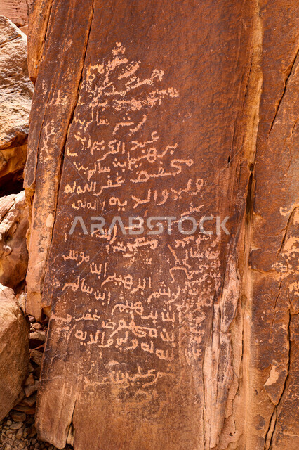 كتابات ورسوم عربية صخرية، نقوش من الحضارات النبطية واللحيانية و الدادانية على الصخور في منطقة العلا وجبل دادان، الحفاظ على ثقافة وتاريخ الأجداد، نقش أثري يعود لعصور قديمة في المملكة العربية السعودية، الأحافير والمنحوتات التاريخية