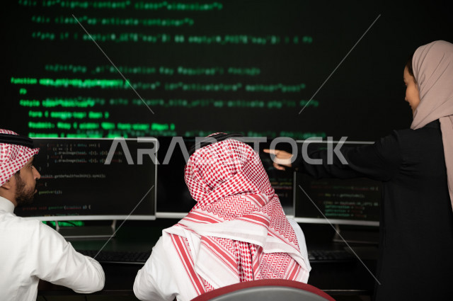 طاقم عمل سعودي خليجي يعملون في وظيفة مطور ويب ، استخدام لغات برمجية منوعة لتطوير و بناء المواقع الالكترونية ، التقنيات و الحاسوب الآلي ، التعلم الآلي
