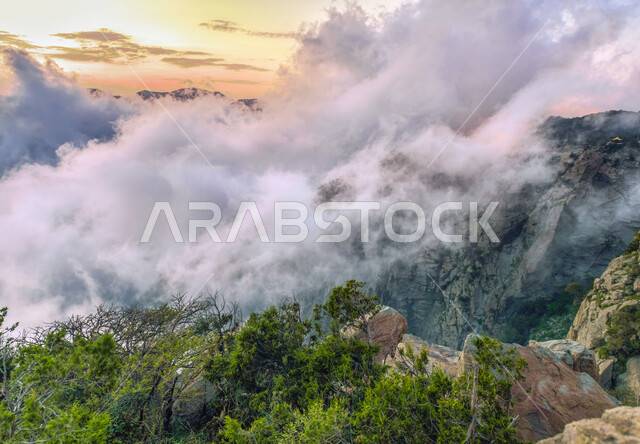  منظر الغيوم والسحب في السماء فوق التضاريس الطبيعية والتكوينات والتشكلات الصخرية، صورة جوية لجبال تنومة في منطقة عسير، قمم ومرتفعات سلسلة السروات الجبلية في محافظة النماص، الأماكن والمناطق الطبيعية في المملكة العربية السعودية