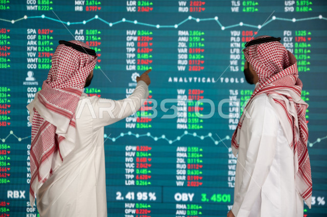 رجال اعمال سعوديان خليجيان يعملان في قسم التحليلات الرقمية  ، يقومان بتتبع الأرقام و تحليلها و دراستها  ، الارقام و الاحصائيات ، تحليلات رقمية