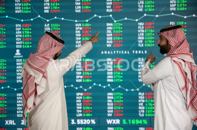 رجال اعمال سعوديان خليجيان يعملان في قسم التحليلات الرقمية  ، يقومان بتتبع الأرقام و تحليلها و دراستها  ، الارقام و الاحصائيات ، تحليلات رقمية